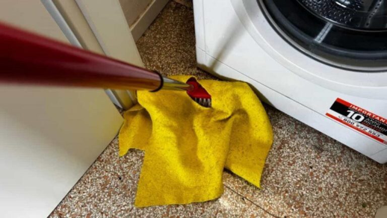 So entfernst du Schmutz unter Waschmaschine und Kühlschrank!