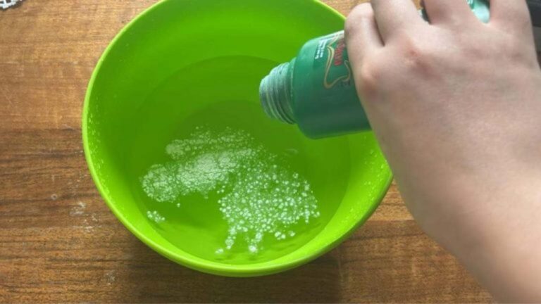 2 Esslöffel Babypuder in warmem Wasser – das musst du probieren!