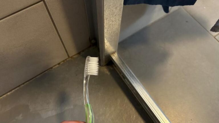 Dusche reinigen: So beseitigen Sie mühelos Schmutzreste!