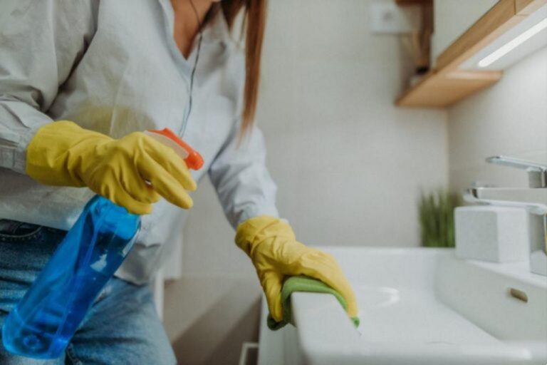 Badezimmer blitzsauber in nur 15 Minuten reinigen