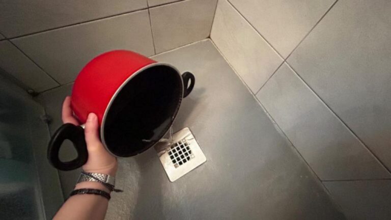 Wohlriechende Dusche reinigen: Die Kessel-Methode!