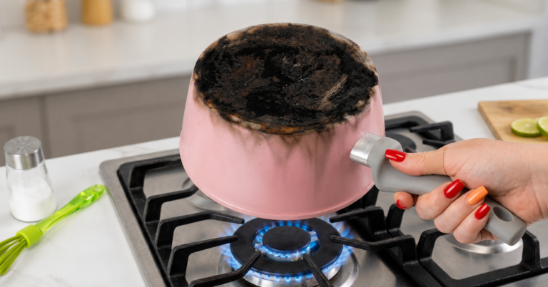 Eingebrannte Pfanne wie neu! Dieser Trick entfernt sogar alte Ablagerungen